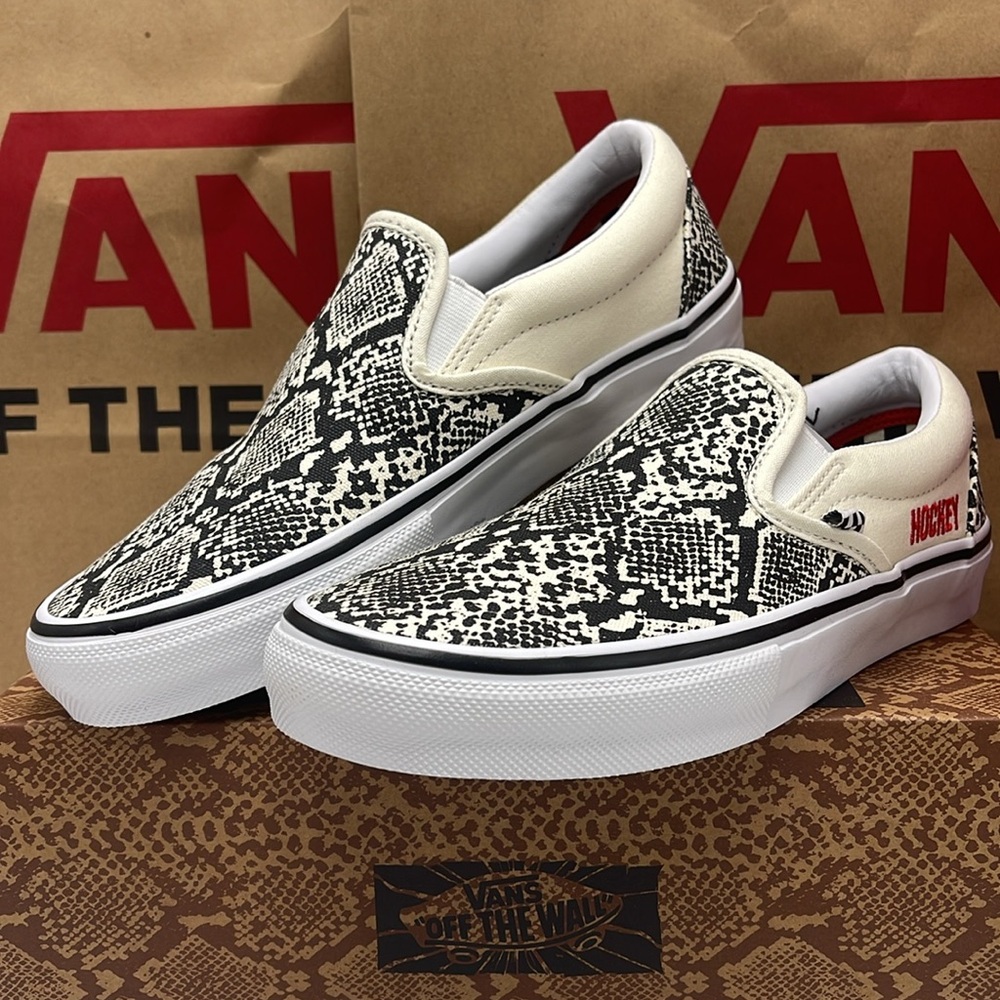 Vans WMNS Skate Slip-On Hockey Skateboards Snake
VN0A5FCA7W1
Sneakers - Picture 4 of 16